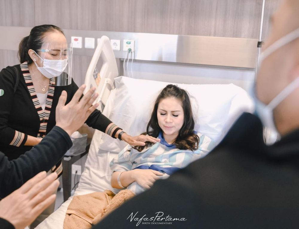 7 Momen Momo Geisha melahirkan anak laki-laki, penuh suka cita