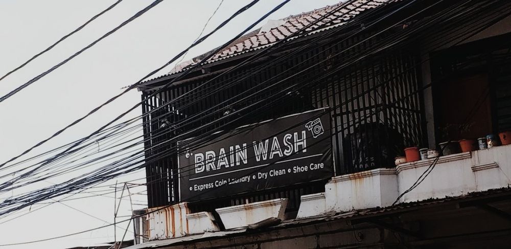 Kocak, ini 13 'bisnis' unik ala warga Indonesia yang bikin tersenyum