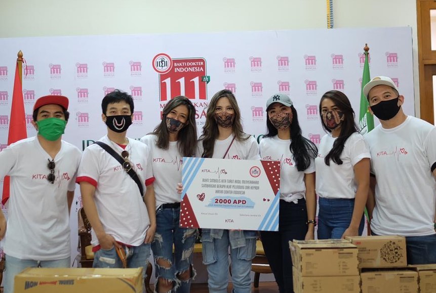 9 Momen Nia Ramadhani aktif kegiatan sosial, bikin salut