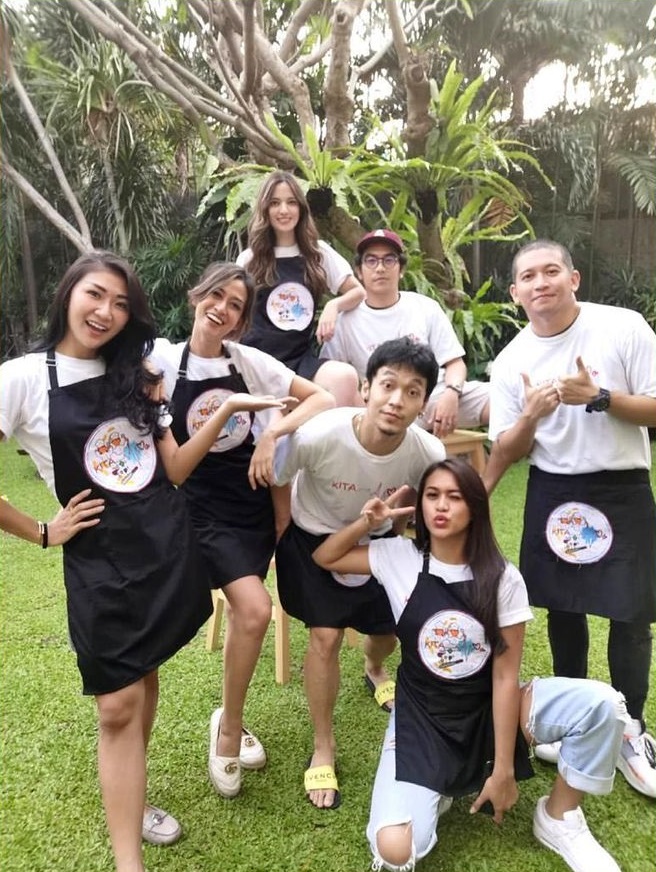 9 Momen Nia Ramadhani aktif kegiatan sosial, bikin salut