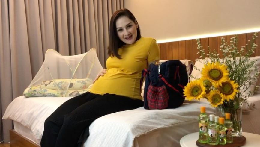 Potret kamar 8 presenter cantik, ranjang Ayu Dewi bikin salah fokus