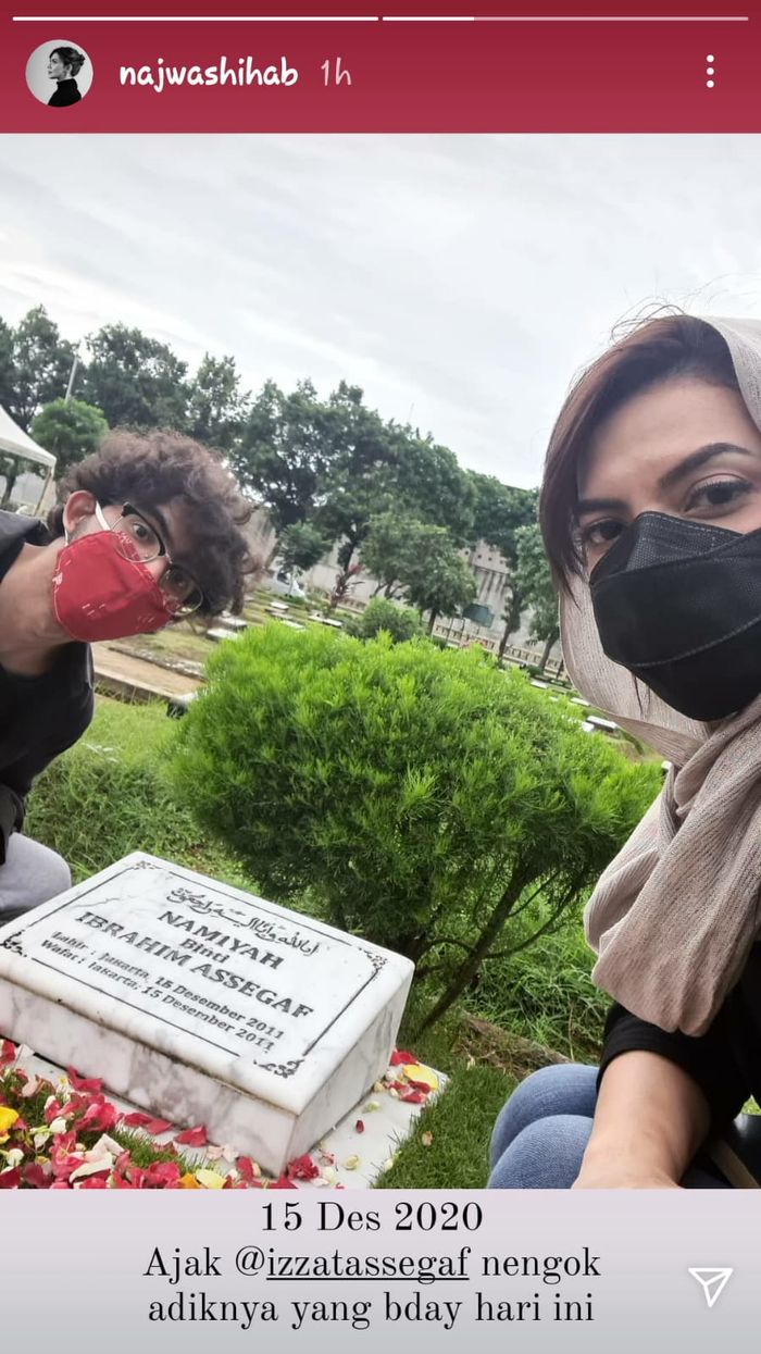 Momen Najwa Shihab ziarah ke makam putrinya, penuh haru