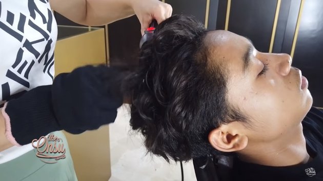 10 Aksi Sarwendah tata rambut Betrand Peto, dibuat bak Oppa Korea