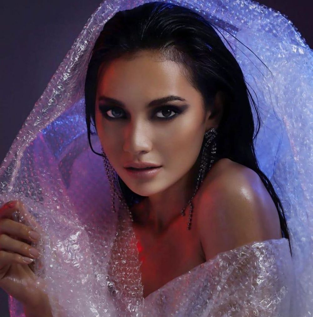 7 Pemotretan unik Indah Permatasari, pakai baju bubble wrap