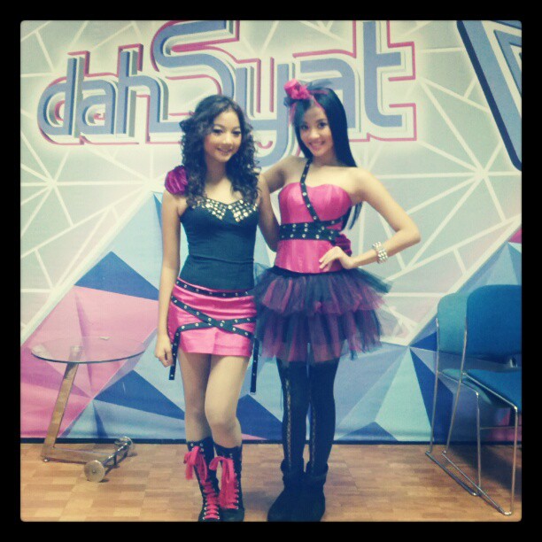 8 Potret Glenca Chysara saat jadi personel 2 Angels, nyentrik abis