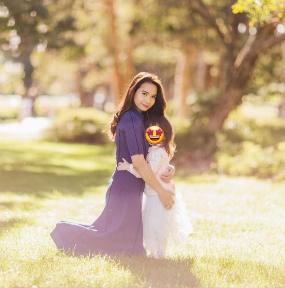 10 Gaya pemotretan Acha Septriasa dalam berbagai tema, ada yang rustic