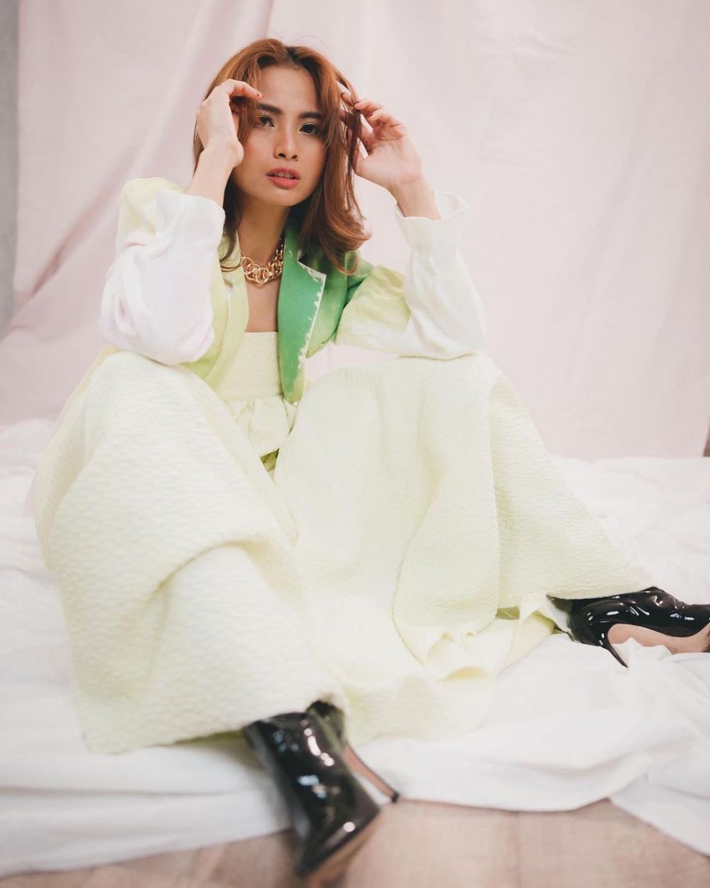 10 Gaya pemotretan Acha Septriasa dalam berbagai tema, ada yang rustic