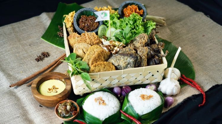Ayam Pinggir Jalan spesial cocolan kuah opor, bumbu medok dan berani