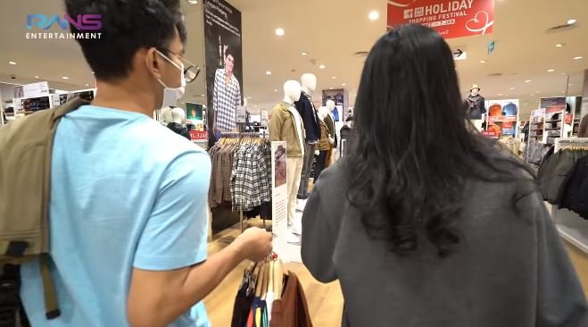 Biasa beli di pasar malam, ini 8 momen Dimas Ahmad borong baju di mal