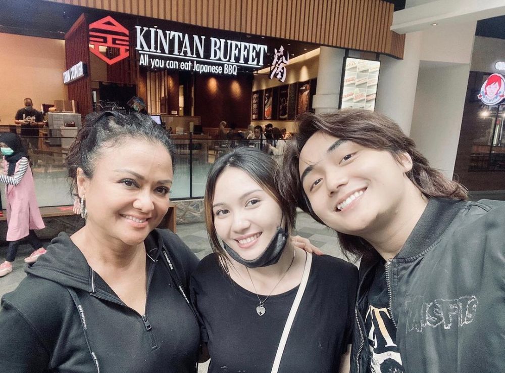 10 Potret kedekatan Betharia Sonata dan pacar Leon Dozan, akrab banget