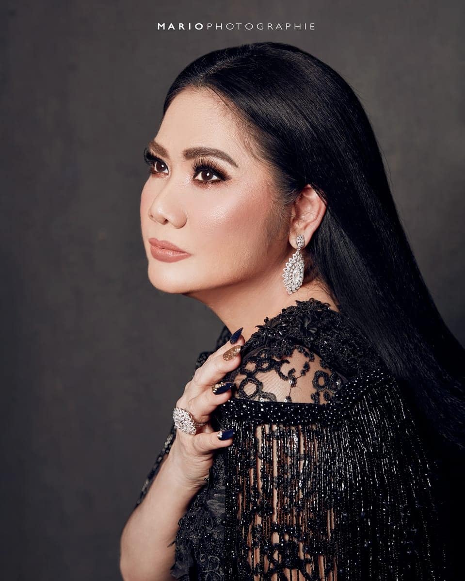 Berusia 60 tahun lebih, 8 seleb ini tetap cantik dan memesona