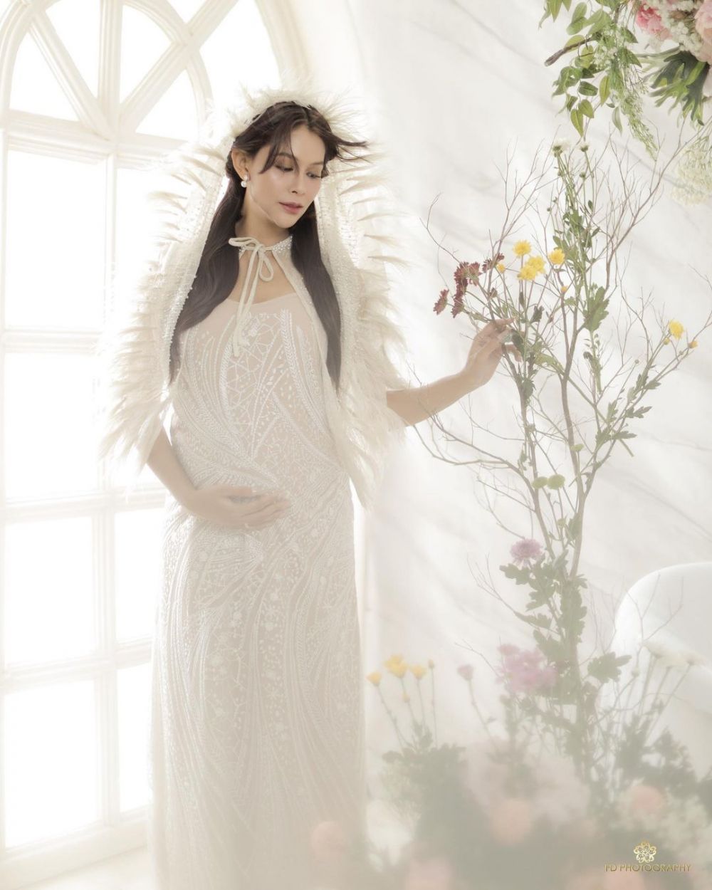 10 Potret maternity Bunga Jelitha bertema bunga, pesonanya terpancar