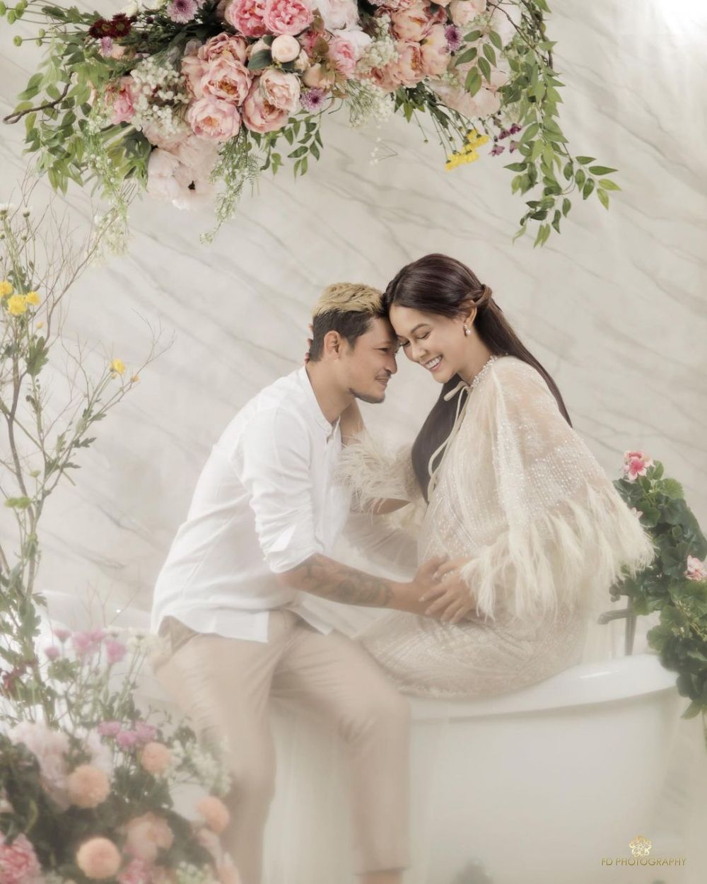 10 Potret maternity Bunga Jelitha bertema bunga, pesonanya terpancar