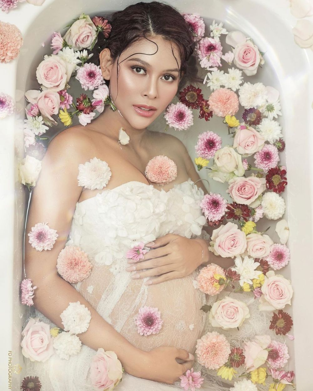 10 Potret maternity Bunga Jelitha bertema bunga, pesonanya terpancar