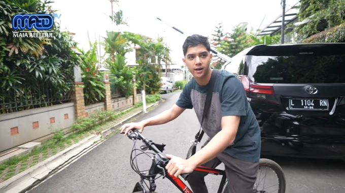 12 Aksi Al Ghazali jadi barista, pesonanya bikin pembeli klepek-klepek