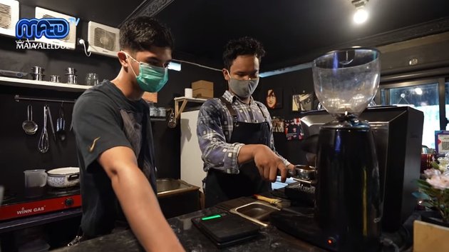 12 Aksi Al Ghazali jadi barista, pesonanya bikin pembeli klepek-klepek