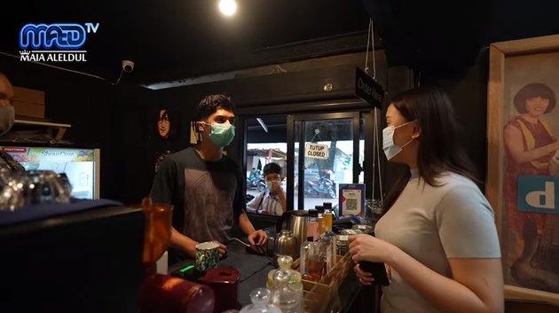 12 Aksi Al Ghazali jadi barista, pesonanya bikin pembeli klepek-klepek