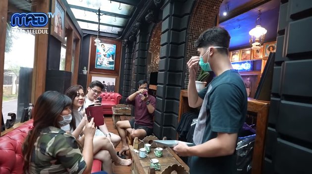 12 Aksi Al Ghazali jadi barista, pesonanya bikin pembeli klepek-klepek