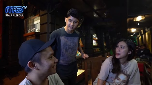 12 Aksi Al Ghazali jadi barista, pesonanya bikin pembeli klepek-klepek