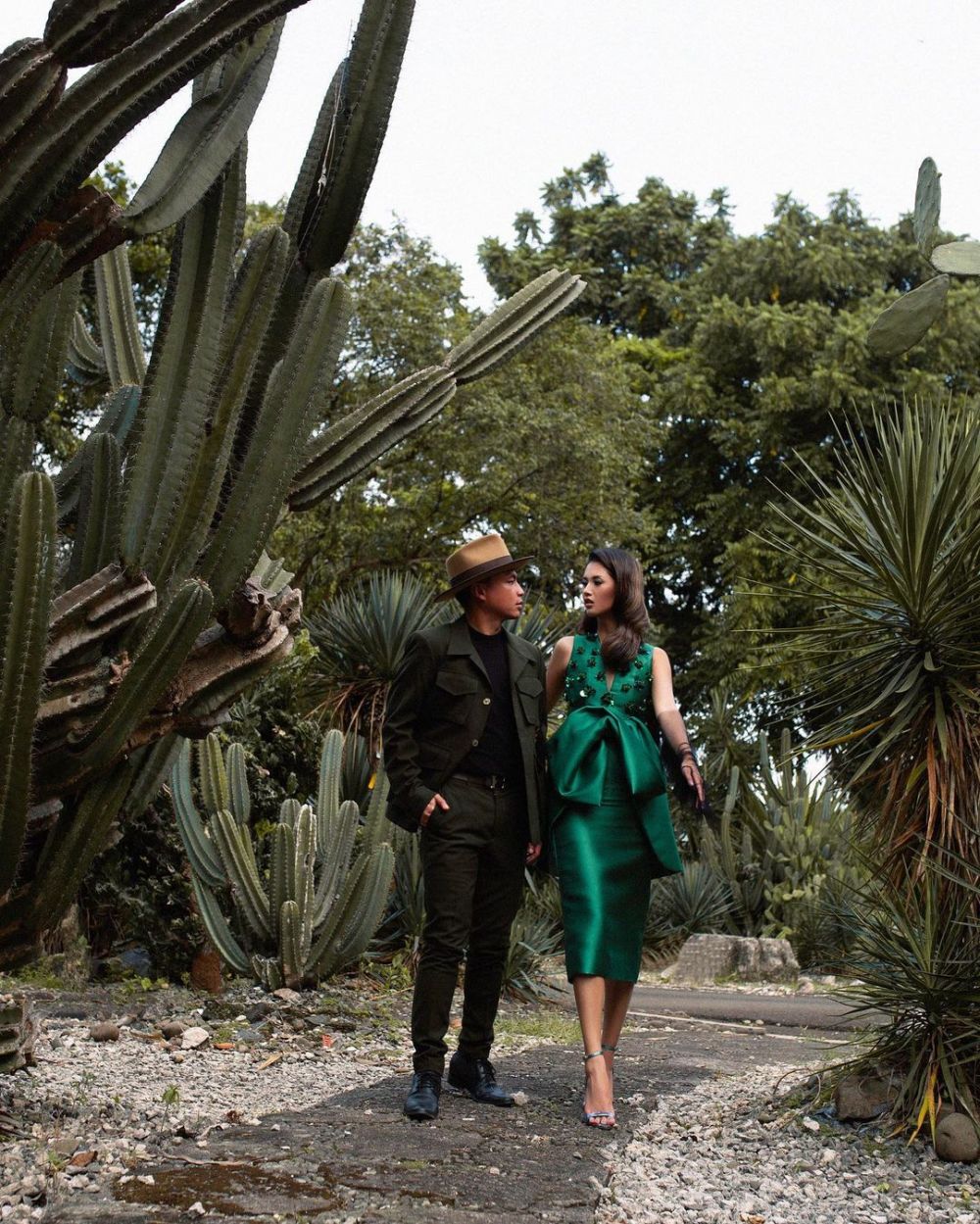 6 Potret post wedding Atries Angel beragam tema, ada di kebun kaktus