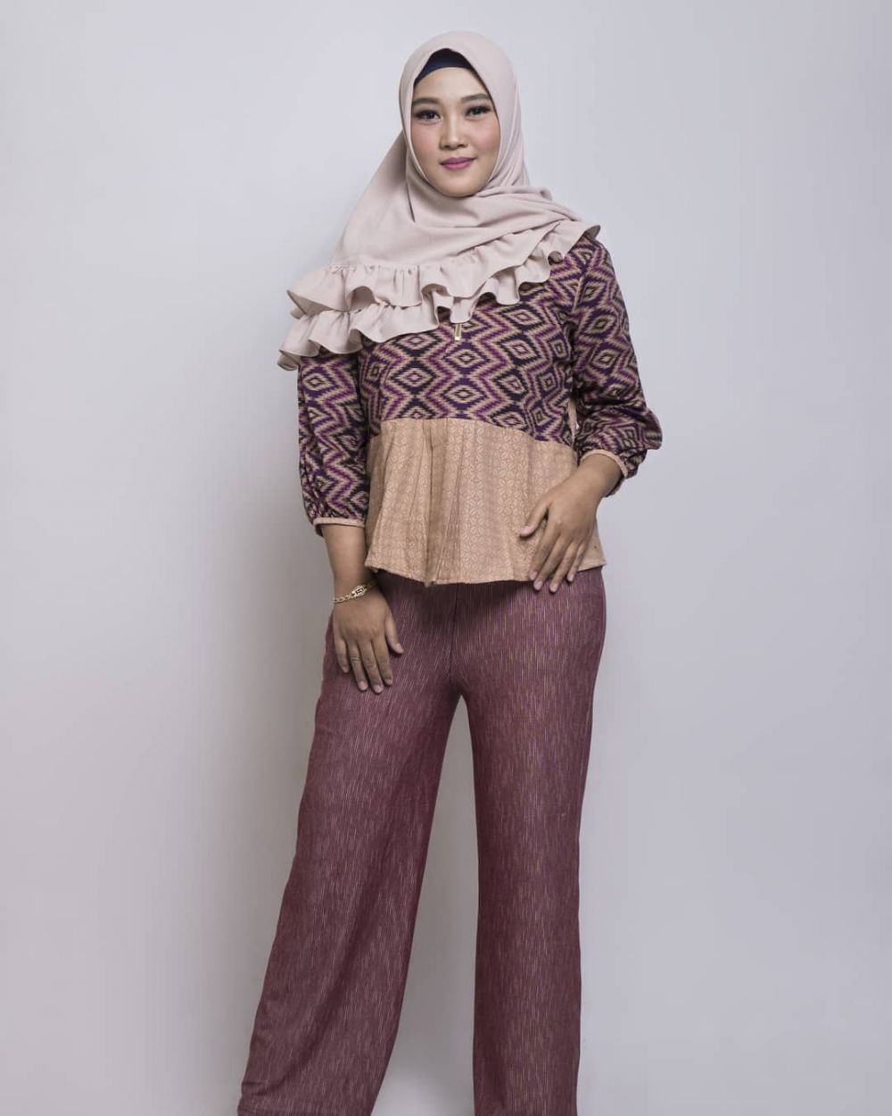 10 Pesona Pramesti, kakak Arya Saloka yang juga makeup artist