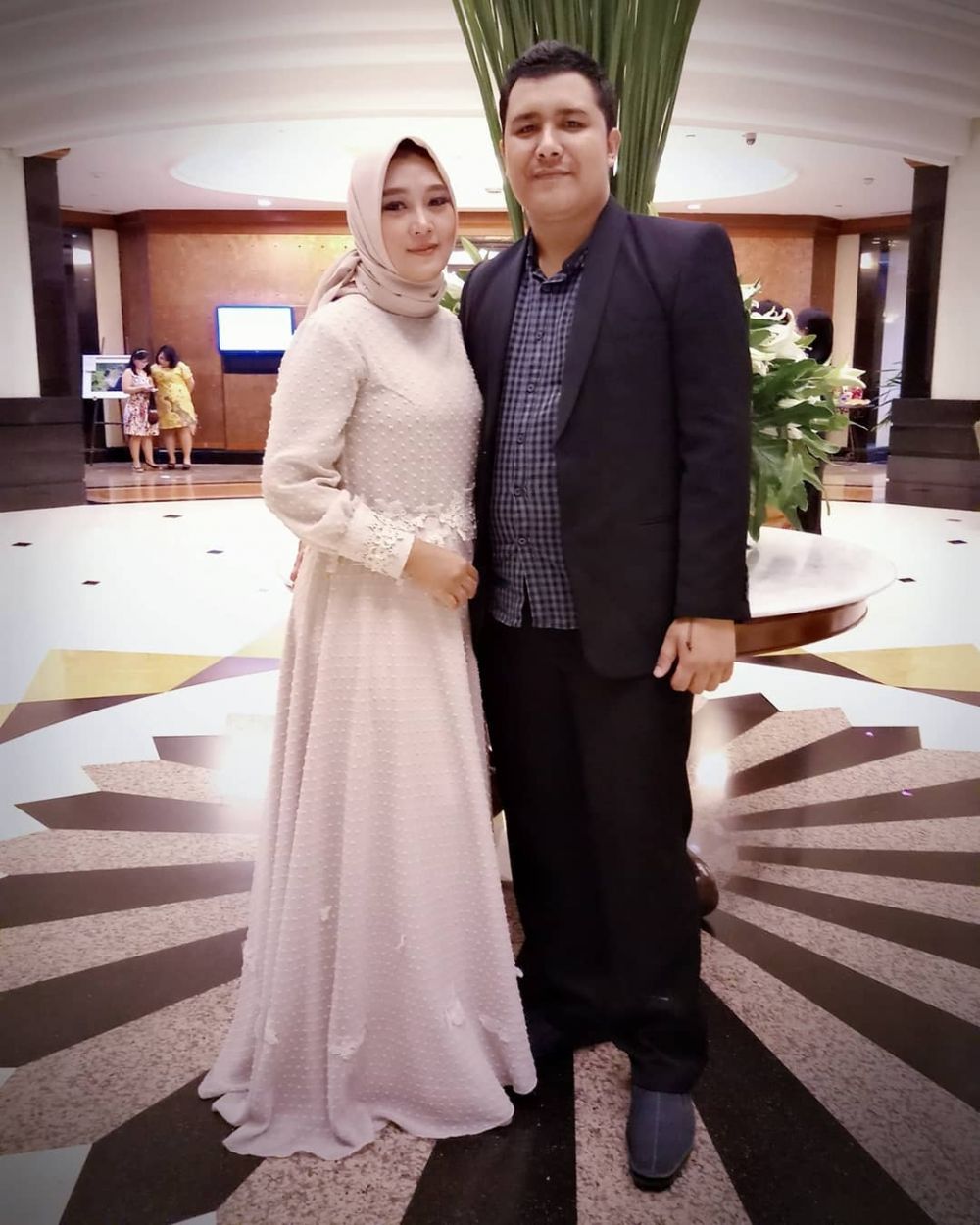 10 Pesona Pramesti, kakak Arya Saloka yang juga makeup artist