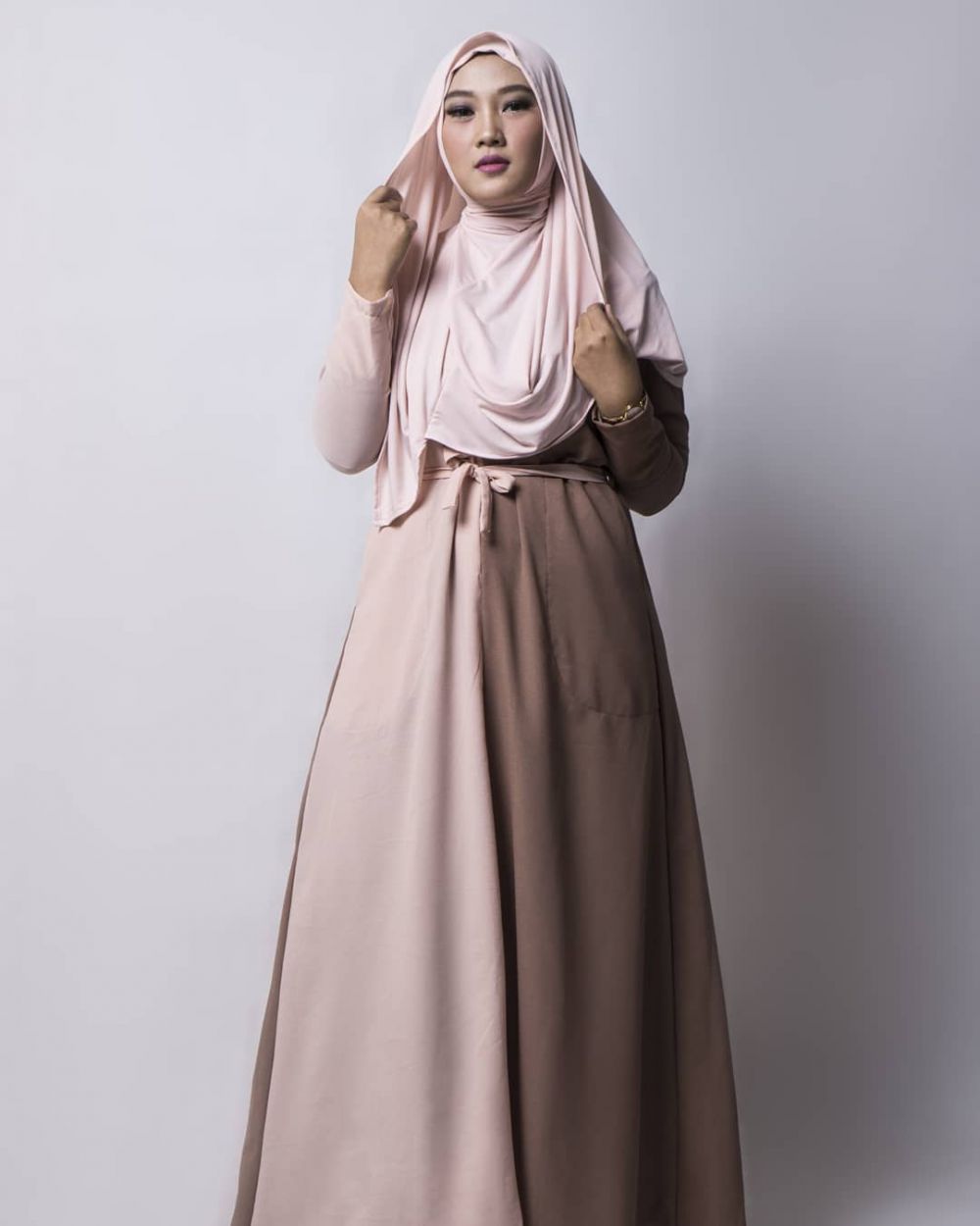 10 Pesona Pramesti, kakak Arya Saloka yang juga makeup artist