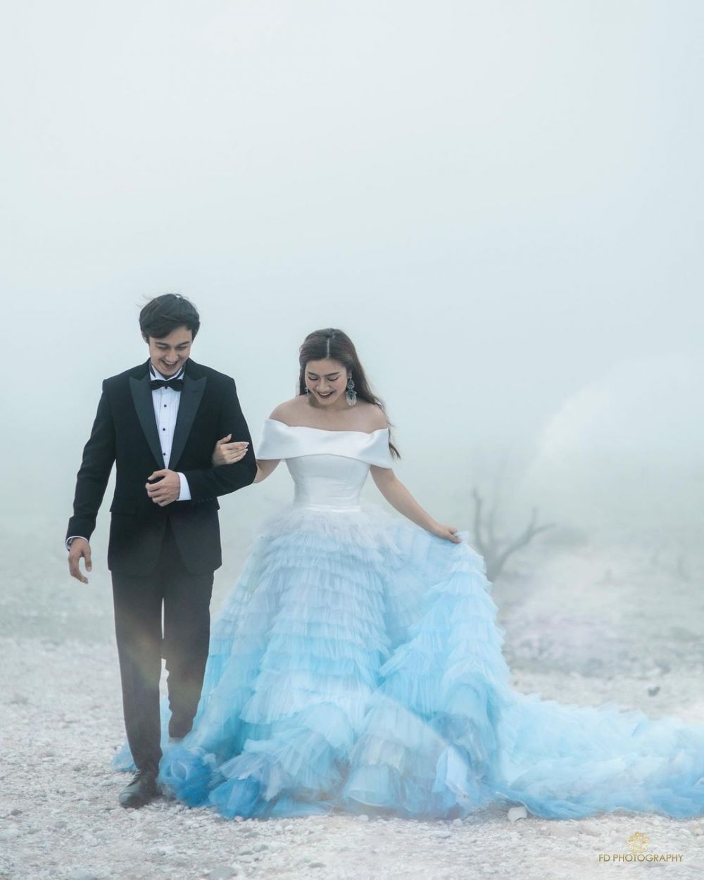 8 Gaya pemotretan Felicya Angelista dan Caesar Hito dikelilingi kabut