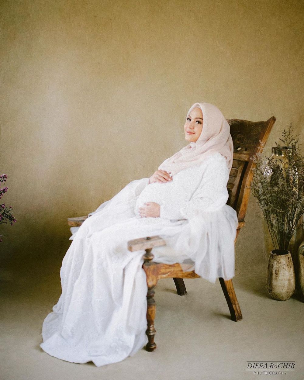 Hamil anak pertama, ini 6 gaya pemotretan maternity Vebby Palwinta