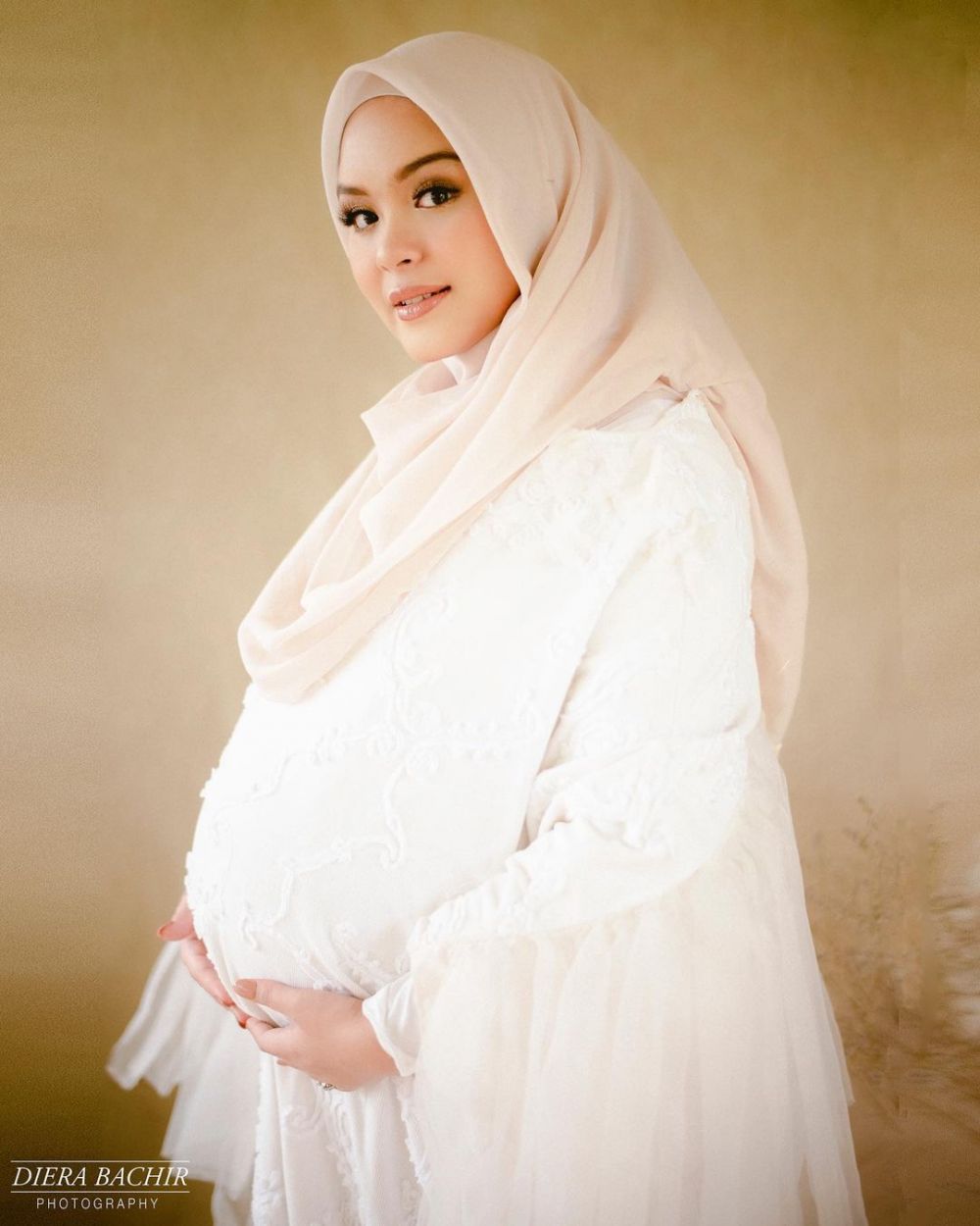 Hamil anak pertama, ini 6 gaya pemotretan maternity Vebby Palwinta