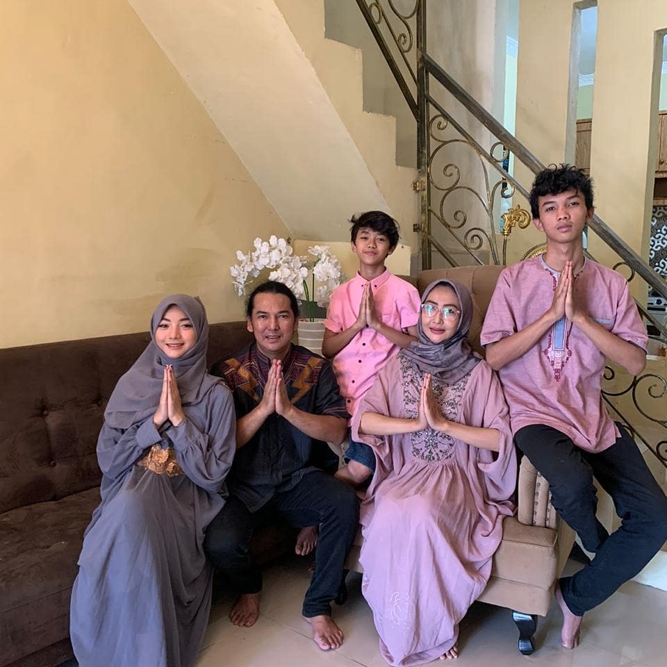 10 Potret kebersamaan Glenca Chysara dan adik, bak sepasang kekasih