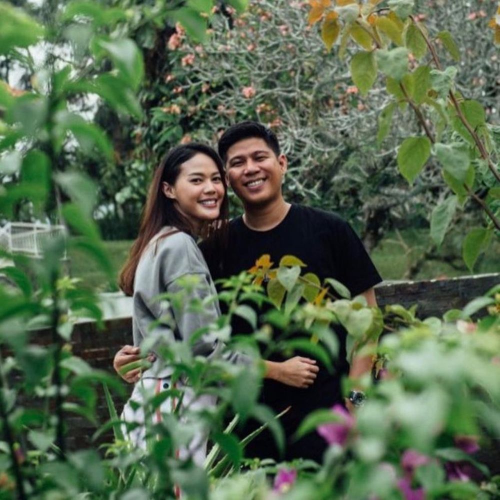 15 Potret mesra Della Dartyan dan Nino RAN, mulai go public