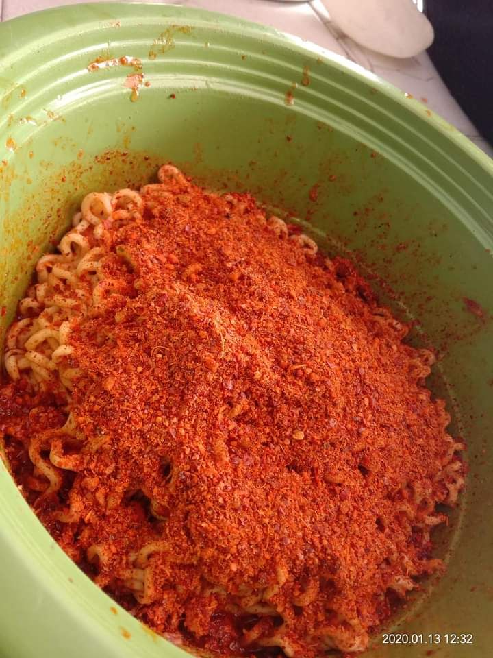 14 Cara unik orang saat makan olahan mi instan ini bikin geleng kepala