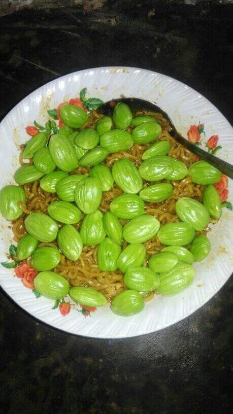 14 Cara unik orang saat makan olahan mi instan ini bikin geleng kepala