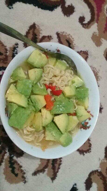 14 Cara unik orang saat makan olahan mi instan ini bikin geleng kepala