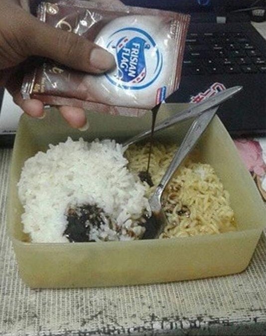 14 Cara unik orang saat makan olahan mi instan ini bikin geleng kepala