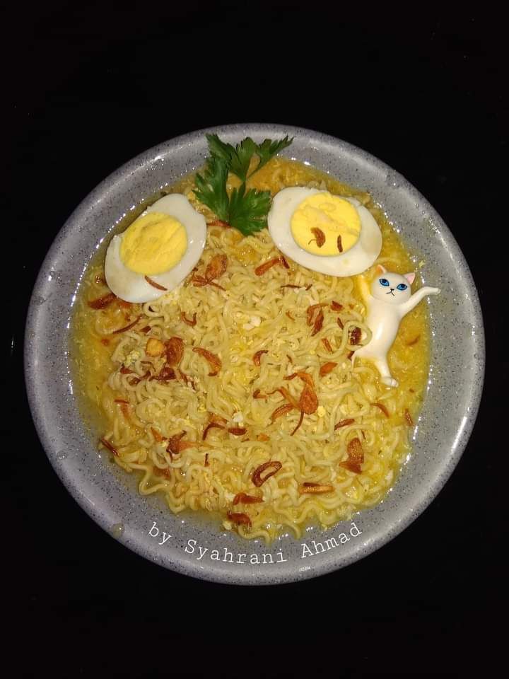 14 Cara unik orang saat makan olahan mi instan ini bikin geleng kepala