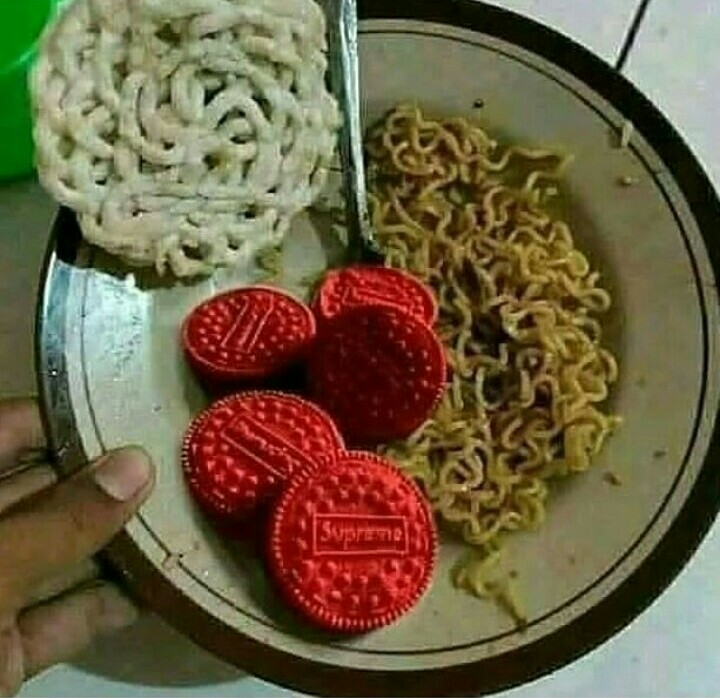 14 Cara unik orang saat makan olahan mi instan ini bikin geleng kepala