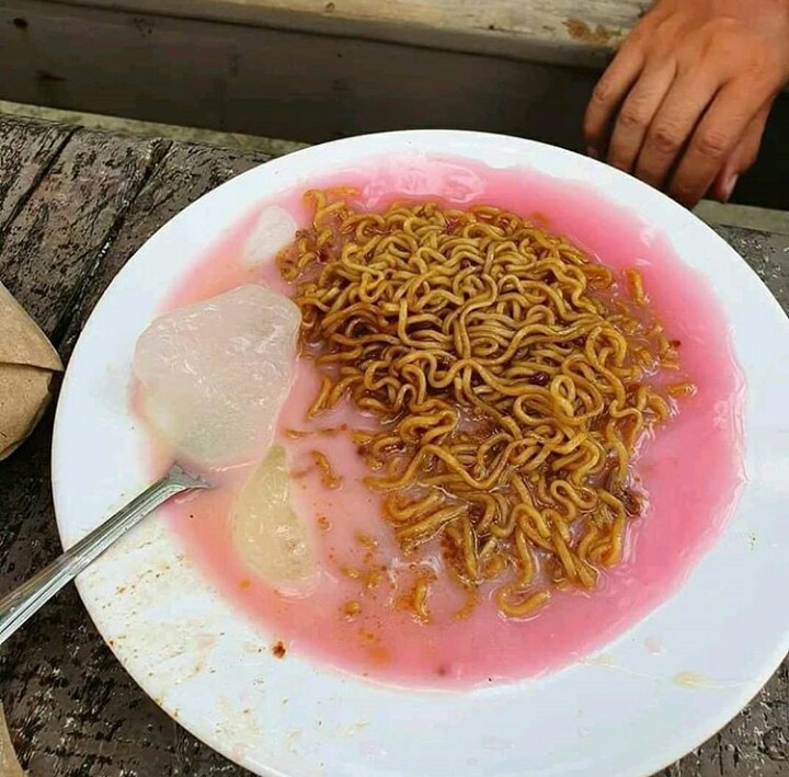 14 Cara unik orang saat makan olahan mi instan ini bikin geleng kepala