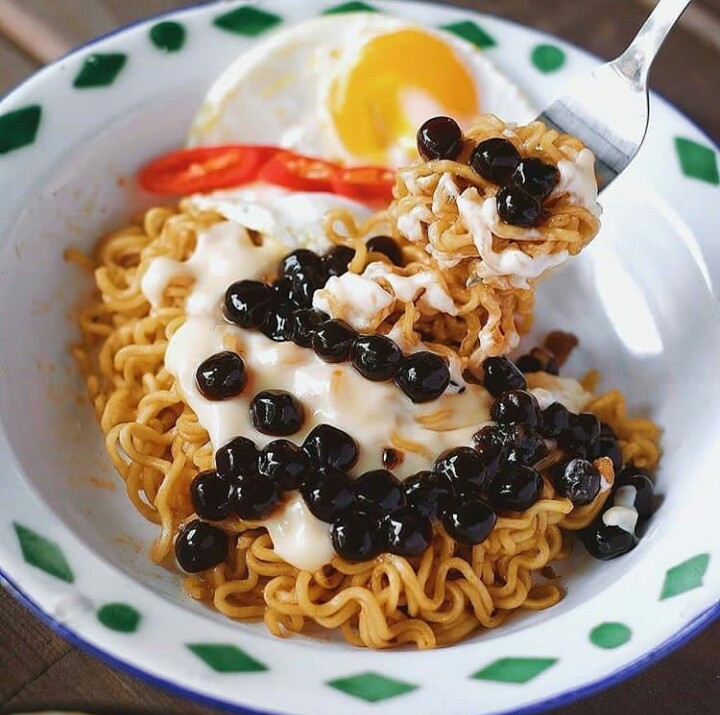 14 Cara unik orang saat makan olahan mi instan ini bikin geleng kepala