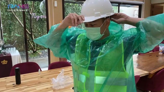 Ogah tambah tukang, ini 10 gaya Raffi Ahmad ikut bangun basement rumah