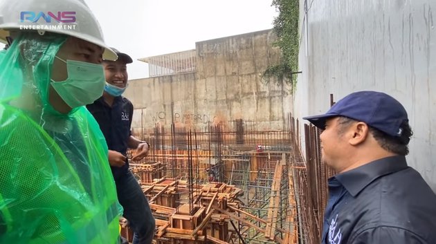 Ogah tambah tukang, ini 10 gaya Raffi Ahmad ikut bangun basement rumah