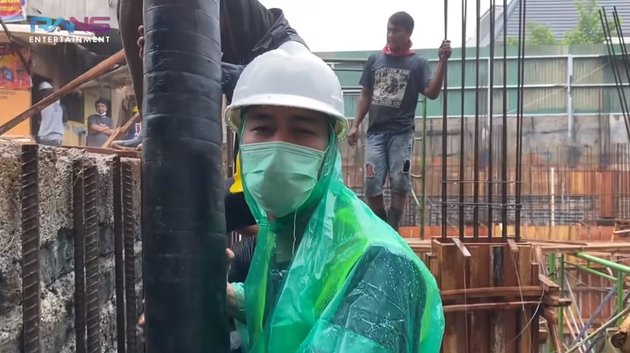 Ogah tambah tukang, ini 10 gaya Raffi Ahmad ikut bangun basement rumah