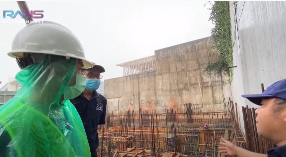 Ogah tambah tukang, ini 10 gaya Raffi Ahmad ikut bangun basement rumah