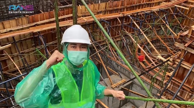 Ogah tambah tukang, ini 10 gaya Raffi Ahmad ikut bangun basement rumah