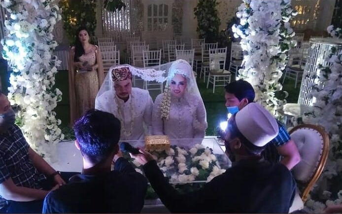 10 Momen pernikahan Elly Sugigi dan Aher, penuh kebahagiaan