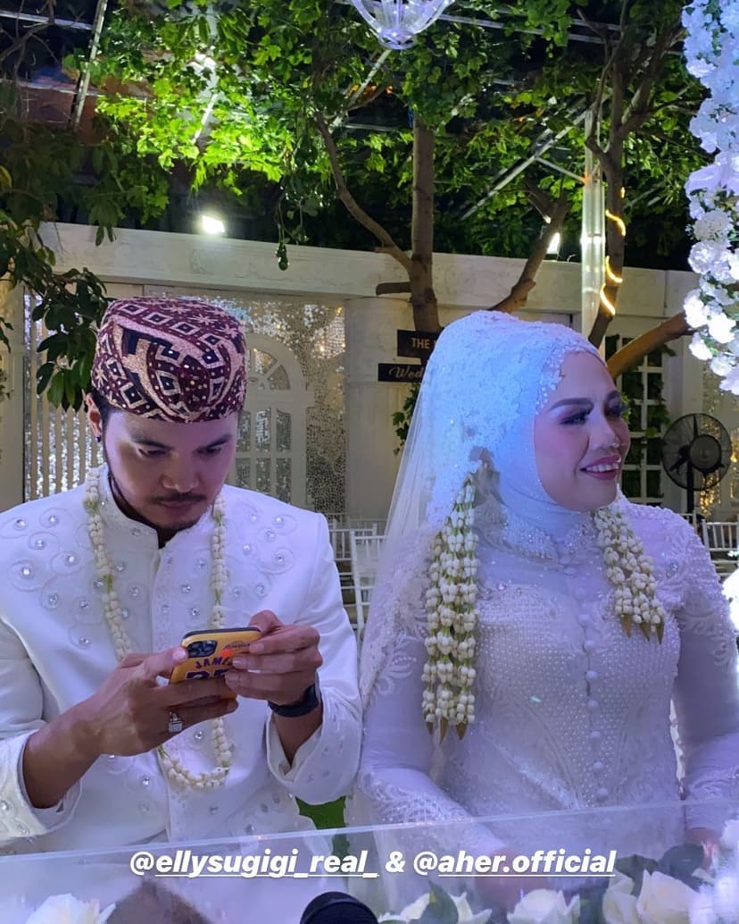 10 Momen pernikahan Elly Sugigi dan Aher, penuh kebahagiaan