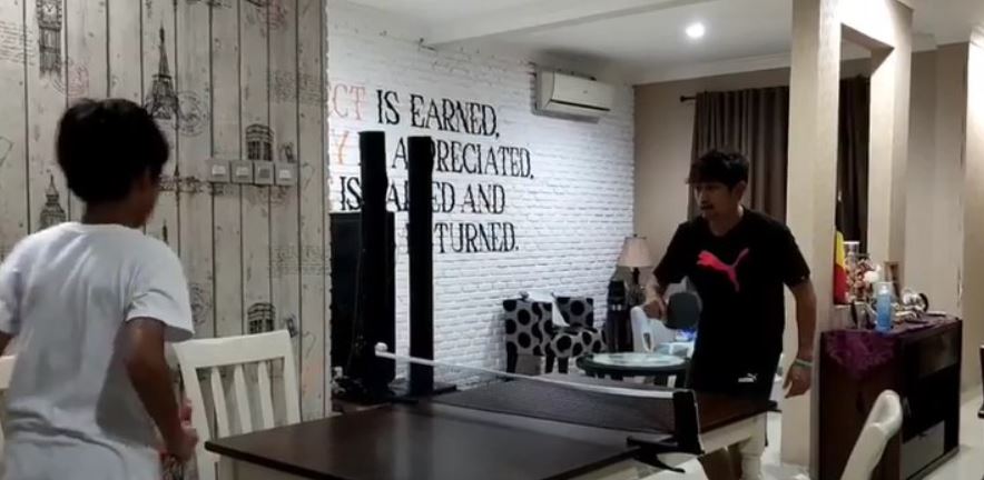 8 Penampakan rumah Ibnu Jamil, bergaya minimalis industrial