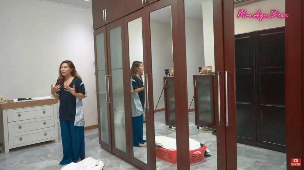 8 Potret walk in closet Ayu Dewi, lemari suaminya bikin melongo