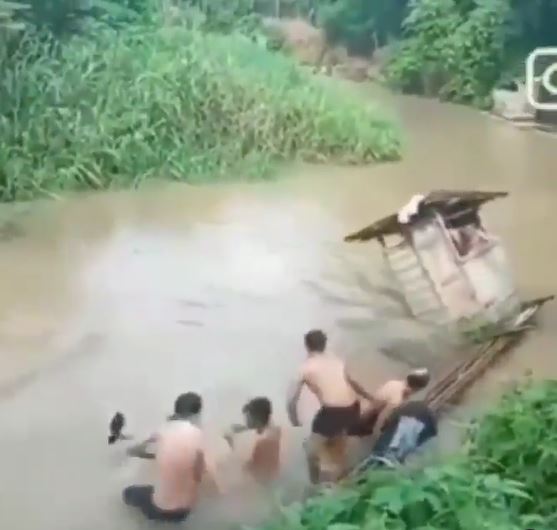 Viral video detik-detik bangunan jamban di atas sungai terbawa arus